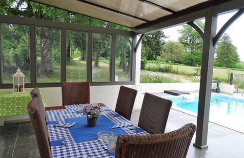 Montaigut Casa | Hermosa villa moderna con piscina privada rodeada de campos y bosques.