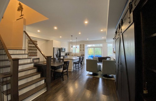 The Blue Mountains Casa | Beautiful home in Windfall, Blue Mountain. Walk to village, hot tub and pool!