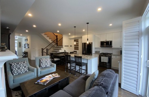 The Blue Mountains Casa | Beautiful home in Windfall, Blue Mountain. Walk to village, hot tub and pool!