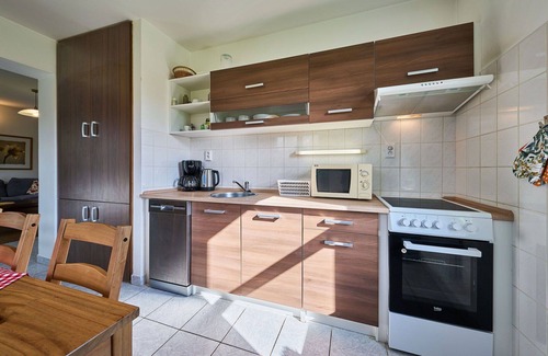 Starkov Casa | Maravillosa casa de vacaciones privada con WIFI, piscina, TV, patio, vista panorámica, aparcamiento