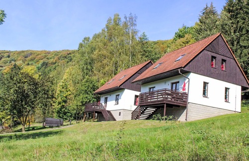 Starkov Casa | Estupenda casa de vacaciones privada con WIFI, piscina, TV, patio, vista panorámica, aparcamiento