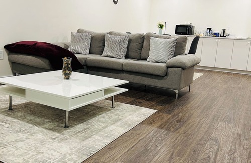 Edmonton Casa | Beautiful 1 bedroom basement suite with free wifi and Amazon prime