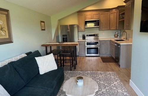 Napa Apartamento | Beautiful 1 Bedroom, loft style apartment with private deck on vineyard in Napa.