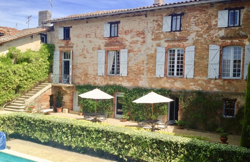 Lisle-sur-Tarn Villa | Hermosa 16c Villa con Piscina Privada y Cerrado Walled Garden