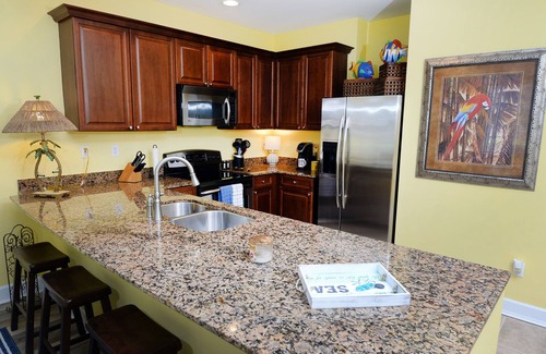 Upper Grand Lagoon Condominio | Hermoso apartamento actualizado de 2 habitaciones en el primer piso