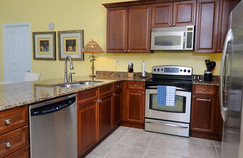 Upper Grand Lagoon Condominio | Hermoso apartamento actualizado de 2 habitaciones en el primer piso