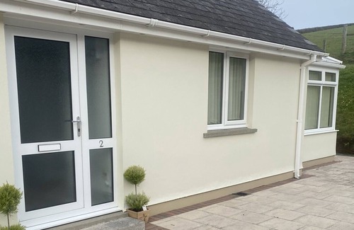 Laugharne Casa | Beautiful 2 bed Bungalow in the countryside, 5 min from beach