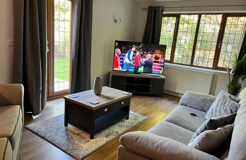 Lincoln Casa | Beautiful 2-bed House in Lincoln