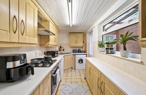 Aylesbury Casa | Beautiful 2 bedroom house Free Parking, Aylesbury, Adrenham st