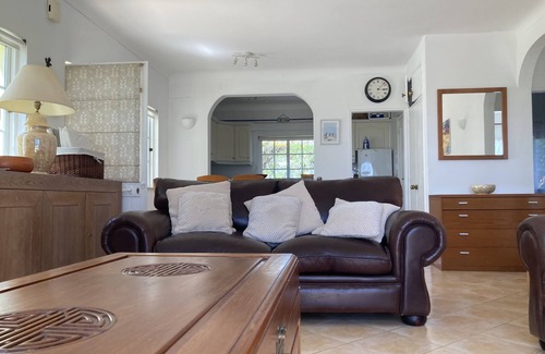 Luz Apartamento | Hermoso apartamento de 2 dormitorios con una gran piscina en el jardín privado y vistas al mar