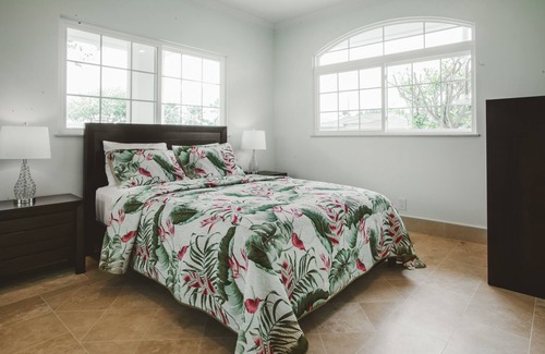 Portlock Casa | Beautiful 2 Bedroom / 2 Bath / Sleeps 6