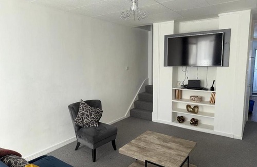 London Borough of Croydon Apartamento | Beautiful-2 bedroom Apartment, 1 bathroom, sleeps 6, in greater london (South Croydon). Provides accommodation with WiFi, 3 minutes Walk from Purley Oak Station and 10mins drive to East Croydon Station
