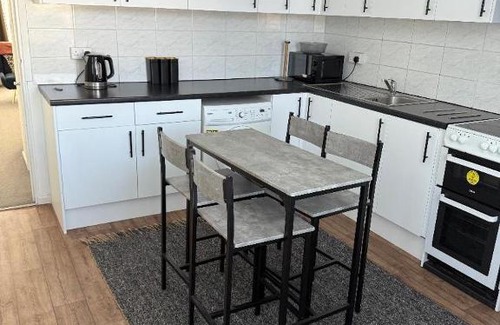 London Borough of Croydon Apartamento | Beautiful-2 bedroom Apartment, 1 bathroom, sleeps 6, in greater london (South Croydon). Provides accommodation with WiFi, 3 minutes Walk from Purley Oak Station and 10mins drive to East Croydon Station