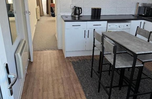 London Borough of Croydon Apartamento | Beautiful-2 bedroom Apartment, 1 bathroom, sleeps 6, in greater london (South Croydon). Provides accommodation with WiFi, 3 minutes Walk from Purley Oak Station and 10mins drive to East Croydon Station