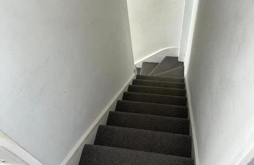 London Borough of Croydon Apartamento | Beautiful-2 bedroom Apartment, 1 bathroom, sleeps 6, in greater london (South Croydon). Provides accommodation with WiFi, 3 minutes Walk from Purley Oak Station and 10mins drive to East Croydon Station