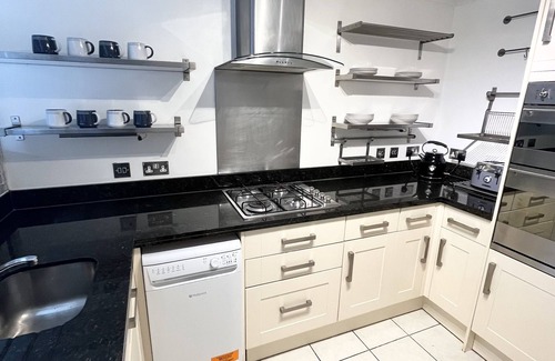 St. Mark's Apartamento | Beautiful 2 bedroom garden flat w/ free parking