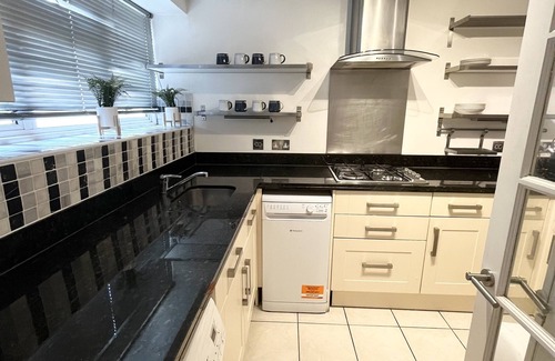 St. Mark's Apartamento | Beautiful 2 bedroom garden flat w/ free parking