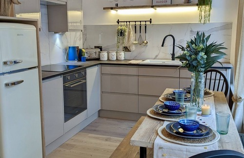 Clock House Apartamento | Beautiful 2 bed apartment - minutes from train station + Free Parking