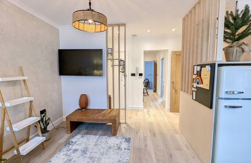 Clock House Apartamento | Beautiful 2 bed apartment - minutes from train station + Free Parking