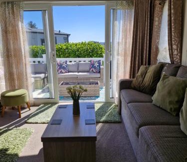 St. Florence Complejo | Beautiful 2 bedroom caravan, holiday park Tenby