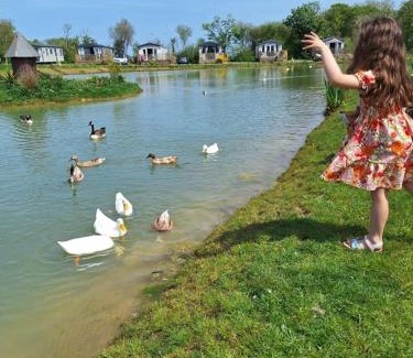 St. Florence Complejo | Beautiful 2 bedroom caravan, holiday park Tenby