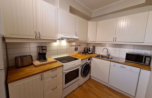 Stavanger Apartamento | Hermoso apartamento de 2 habitaciones en el centro de la ciudad, con balcón y estacionamiento gratuito.