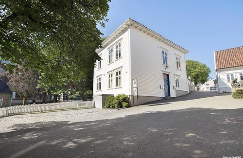 Stavanger Apartamento | Hermoso apartamento de 2 habitaciones en el centro de la ciudad, con balcón y estacionamiento gratuito.