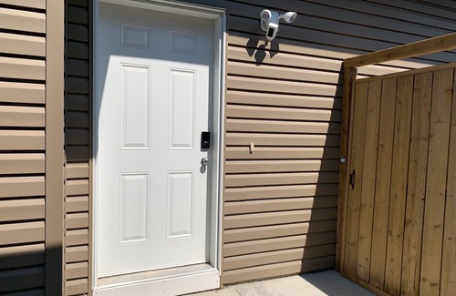 Saskatoon Casa | BEAUTIFUL 2 Bedroom Suite Close To The Airport minutes from downtown/ hospital.