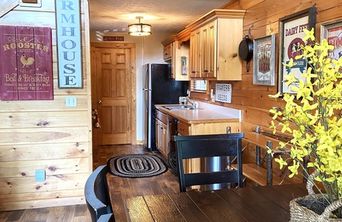 Black Bear Falls Cabina | Hermosas 2 habitaciones King Master, cabaña "A Southern Porch" en Black Bear Falls.