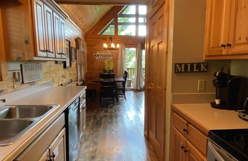 Black Bear Falls Cabina | Hermosas 2 habitaciones King Master, cabaña "A Southern Porch" en Black Bear Falls.