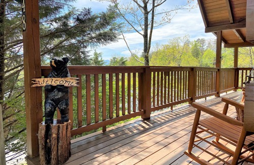 Black Bear Falls Cabina | Hermosas 2 habitaciones King Master, cabaña "A Southern Porch" en Black Bear Falls.