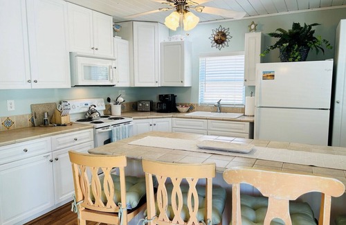 Tranquil Harbour Casa | Beautiful 2 Bedroom 1 Bath House, Dog Friendly, Pool, Sleeps 4