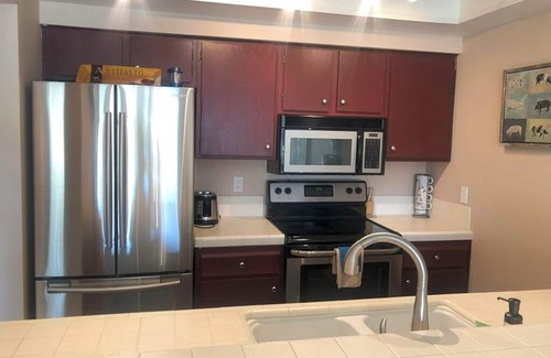 Palm Desert Condominio | Hermoso condominio de 2 dormitorios y 2 baños en un complejo popular