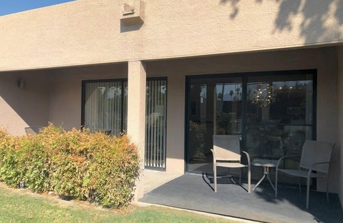 Palm Desert Condominio | Hermoso condominio de 2 dormitorios y 2 baños en un complejo popular