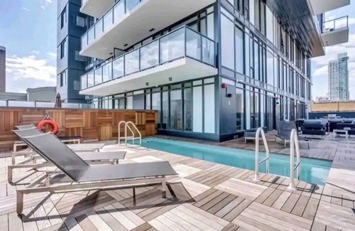 Connaught Condominio | Beautiful 2 beds 1 bath downtown