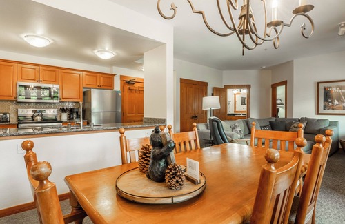 Mammoth Lakes Complejo | Lujo 2 BR / 3 BAÑOS COMPLETOS en la parte superior del Grand Sierra Lodge !!!!