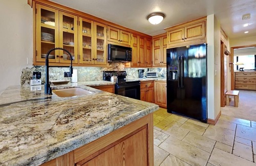 Mammoth Lakes Condominio | Beautiful 2 BR with 2 Full Lofts SLOPESIDE In Quiet Canyon Neighborhood! (Unit 662 at 1849) by RedAwning