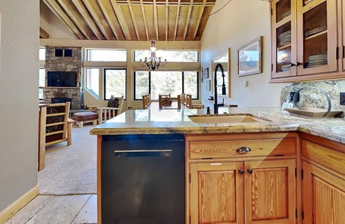 Mammoth Lakes Condominio | Beautiful 2 BR with 2 Full Lofts SLOPESIDE In Quiet Canyon Neighborhood! (Unit 662 at 1849) by RedAwning