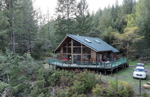 Crescent City Casa | Hermosa casa de 2 pisos en Smith River-privada de playa, Rutas y Más!