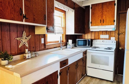 Crescent Beach Apartamento | Beautiful 2 BDR across from the beach #1