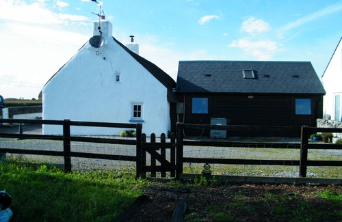 Ardrahan Cabaña | Hermosa casa de campo con techo de paja irlandesa de 200 años restaurada a original.