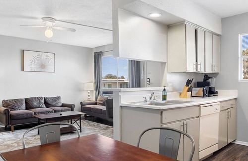 North University Apartamento | Beautiful 2BR/2BA in Hydepark 7836
