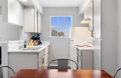 North University Apartamento | Beautiful 2BR/2BA in Hydepark 7836