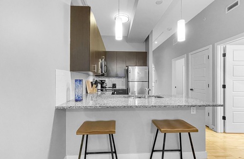 Downtown Des Moines Apartamento | Beautiful 2BR/2BA in Bldg connected to Skywalk