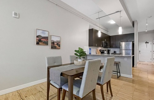 Downtown Des Moines Apartamento | Beautiful 2BR/2BA in Bldg connected to Skywalk