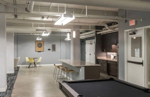Downtown Des Moines Apartamento | Beautiful 2BR/2BA in Bldg connected to Skywalk