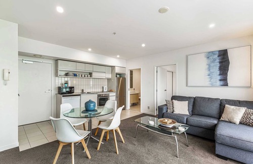 Auckland Central Business District Apartamento | Apartamento de dos habitaciones: piscina, gimnasio y estacionamiento gratuito.