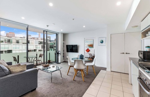 Auckland Central Business District Apartamento | Apartamento de dos habitaciones: piscina, gimnasio y estacionamiento gratuito.
