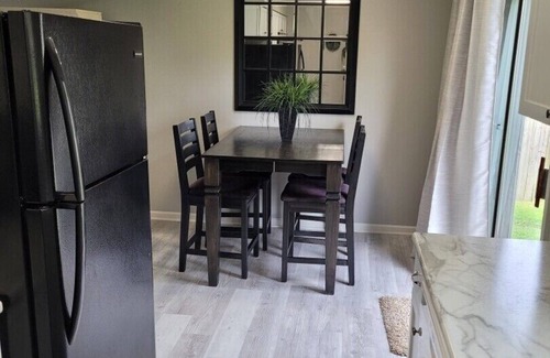 Lee's Summit Casa | Beautiful 3 Bed, 2 Bath, Sleeps 6, Full Kitchen. garage. Close to World cup!