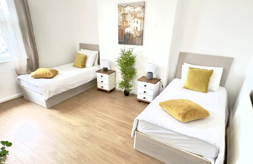 Arnold Apartamento | Beautiful 3-Bed Apartment with Driveway Parking